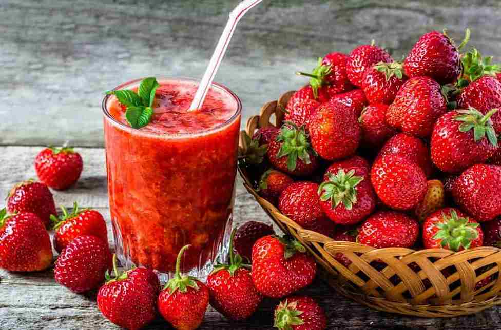 آبمیوه توت فرنگی و موز مناسب میان وعده و مصرف روزانه